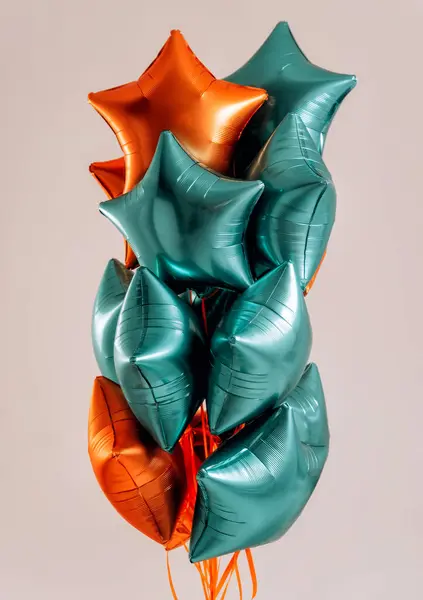 Das Bündel Grüner Und Orangefarbener Luftballons Der Sterne Leuchtet — Stockfoto