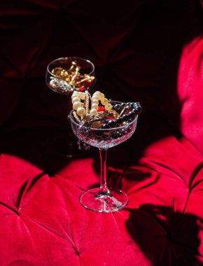 Şarap kadehindeki incilerden boncuklar. Şarap kadehindeki mücevherler.