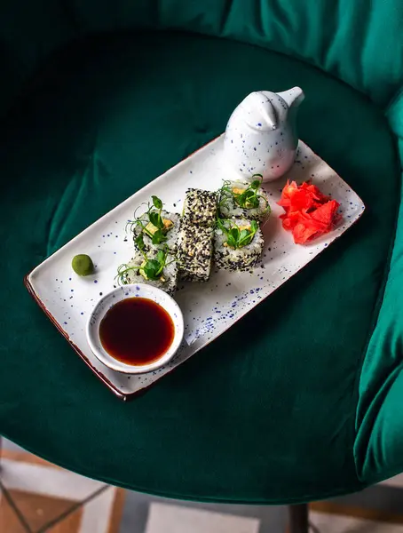 Conjunto Rolos Sushi Vegetariano Placa Branca Fotos De Bancos De Imagens