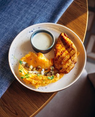 Patates püresiyle servis edilen tavuk göğsü.