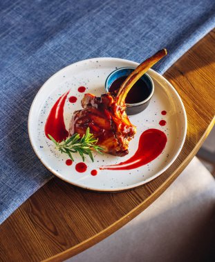 Tomahawk bifteği. Tabakta çiğ biftek. Üst Manzara. Boş kopyalama alanı.