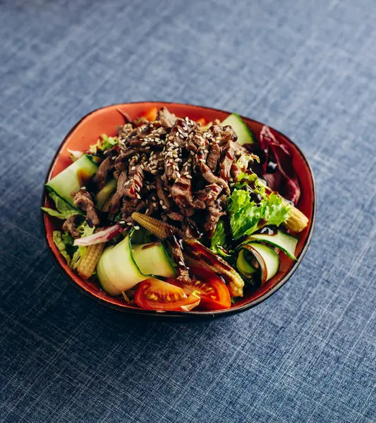 Салат Говядиной Овощами Тарелке Азиатская Кухня Вкусная Здоровая Еда Фото Стоковая Картинка