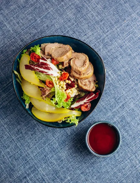Salada Pêra Verão Com Rolo Carne Conceito Dieta Saudável Cozinha Imagens De Bancos De Imagens Sem Royalties