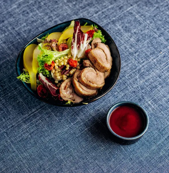 Salada Pêra Verão Com Rolo Carne Conceito Dieta Saudável Cozinha Imagens De Bancos De Imagens