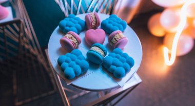 Sevimli mavi ve pembe kekler, tatlı şeyler, bebek partisi ya da çocuğun doğum günü partisi için..