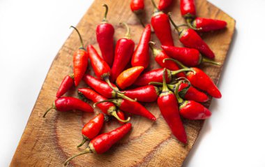 Beyaz arka planda kırmızı kırmızı kırmızı biber..