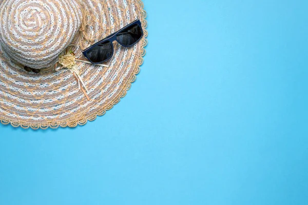 Lato Wakacje Płaskie Leżały Kobietą Słomy Kapelusz Okulary Przeciwsłoneczne Niebieskim — Zdjęcie stockowe