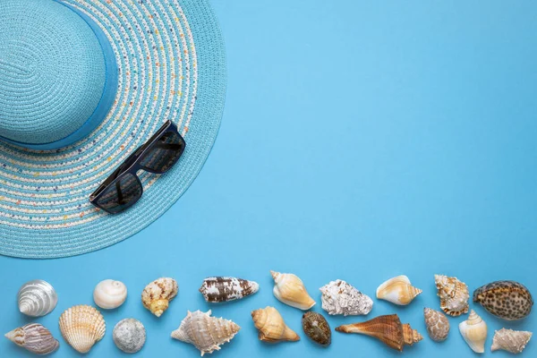 Lato Wakacje Płaskie Leżały Pięknymi Niebieskimi Paskami Słomkowy Kapelusz Okulary — Zdjęcie stockowe