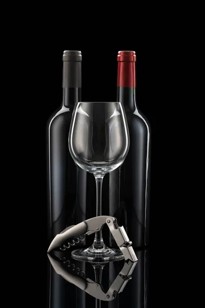 黒の背景の前にワイングラスとワイン刃物が2本ずつ並んでいます — ストック写真