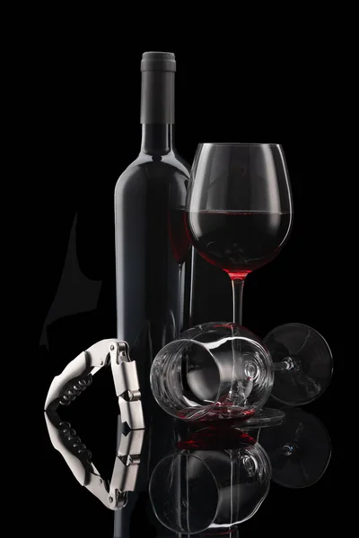 Szklanka Czerwonego Wina Butelką Sztućcami Przed Czarnym Tłem — Zdjęcie stockowe