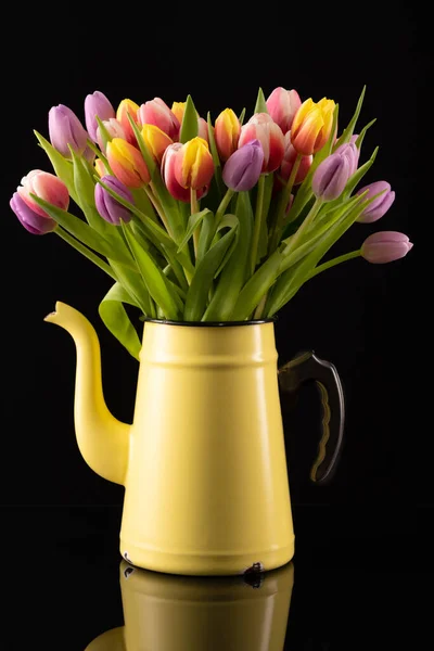 Барвистий Букет Тюльпанів Жовтому Емаль Поті Перед Чорним Фоном — стокове фото