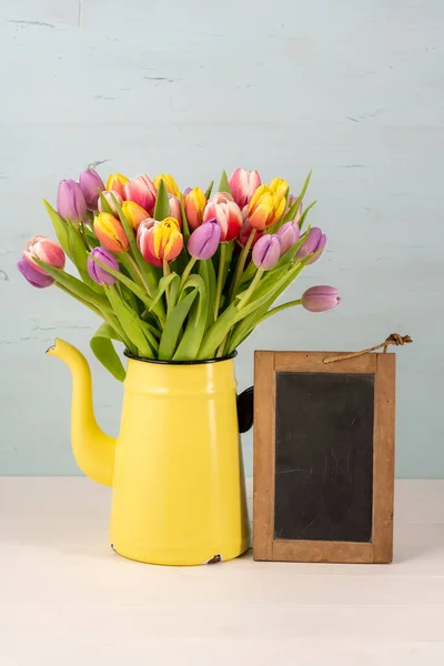 Színes Tulipáncsokor Zománcozott Kávéskannában Üres Írható Palatáblával — Stock Fotó