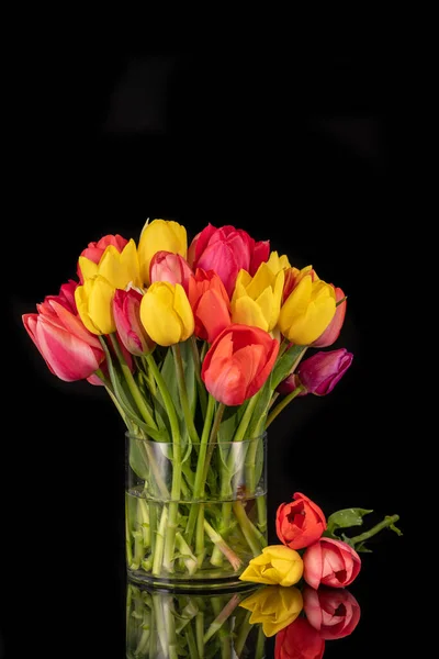 Gran Ramo Colorido Tulipanes Jarrón Vidrio Grande Frente Fondo Negro — Foto de Stock