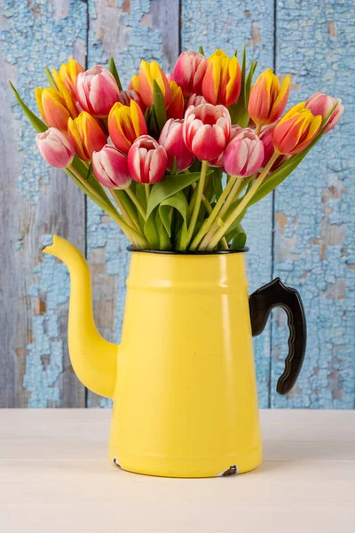 에나멜 단지에 꽃다발 과푸른 앞에서 — 스톡 사진