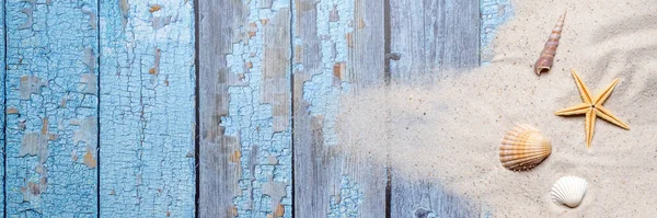 휴가는 텍스트 위에서 형식으로 만들어 조개와 나무판 모래사장 — 스톡 사진