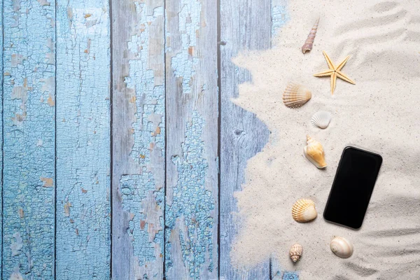 휴가는 텍스트 위에서 스마트폰 나무판 모래로 평평하게 배치되어 — 스톡 사진