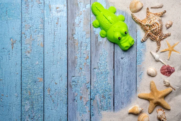 휴가는 텍스트 위에서 형태의 스타와바 조개껍데기 그리고 조개와 나무판 모래로 — 스톡 사진
