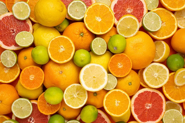 果香和多汁水果的概念 顶部视图 美味的水果背景由许多五颜六色的新鲜切碎 半熟和全柑橘类水果制成 — 图库照片