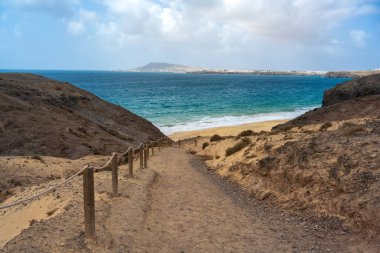 Atlantik Okyanusu 'ndaki Lanzarote Kanarya Adası' ndaki Papagayo plajlarından birine sahil girişi