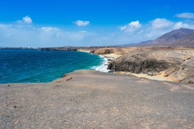Atlantik Okyanusu 'ndaki Lanzarote Kanarya Adası' ndaki Papagayo plajları