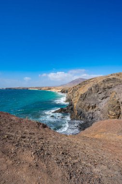 Atlantik Okyanusu 'nun kayalık uçurumları ve Atlantik Okyanusu' ndaki Kanarya Adası 'ndaki güzel Papagayo plajlarıyla manzarası.