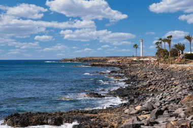 Kanarya adalarındaki Faro de Punta Pechiguera deniz feneriyle Playa Blanca sahili manzarası