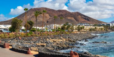 Playa Blanca 'da volkanik manzaralı tatil bölgesi manzarası