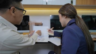 4k Kararlılığın iş konsepti. Ofiste birlikte çalışan Asyalılar..