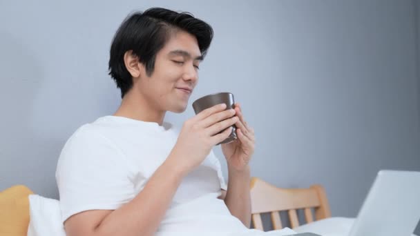 Koncept Dovolené Rozlišení Asijský Muž Pije Kávu Šťastně Ložnici Pauza — Stock video