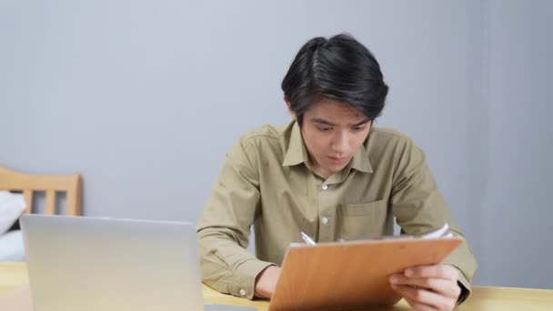 4K解像度の休日の概念 アジア系の男性が家で働いている コンピュータデータ入力 学生は自分の知識のために勉強していて — ストック動画