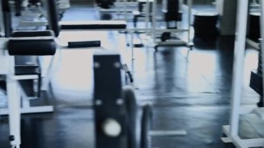 Fitness konsepti 4k Çözünürlük. Spor salonundaki çeşitli egzersiz ekipmanlarına bakıyorum..