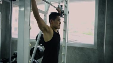 Fitness konsepti 4k Çözünürlük. Spor salonunda halter kaldırma alıştırması yapan Asyalı erkek sporcu.
