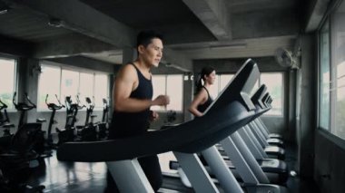 Fitness konsepti 4k Çözünürlük. Koşu bandında koşan bir sporcu.