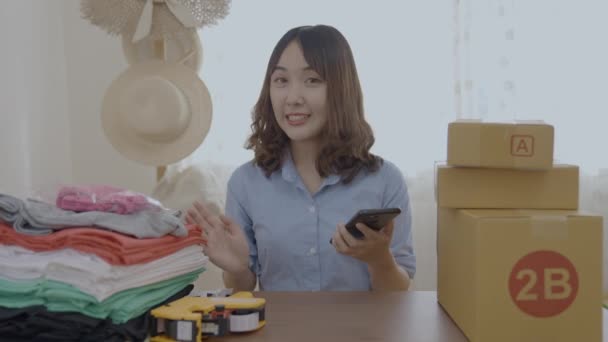 4K解像度のビジネスコンセプト オフィスでお客様とオンラインで話すアジアの女性 — ストック動画