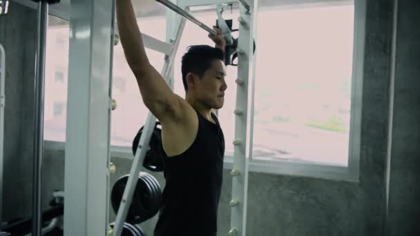 Fitness Konsepti Çözünürlük Spor Salonunda Halter Kaldırma Alıştırması Yapan Asyalı — Stok video