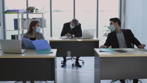 Conceito Negócio Resolução Funcionários Estão Protegendo Enquanto Trabalham Usando Máscaras — Vídeo de Stock