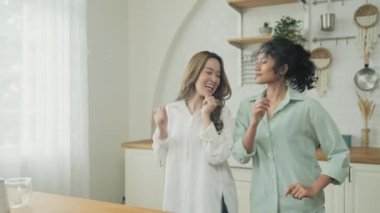 Tatil konsepti 4k Çözünürlük. Asyalı kadınlar mutfakta birlikte dans ediyorlar. Genç kadınların ortak bir lezbiyen ilişkisi var..