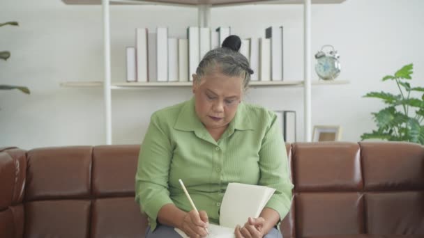 Holiday Concept Resolution Old Asian Woman Taking Notes House — Stok video