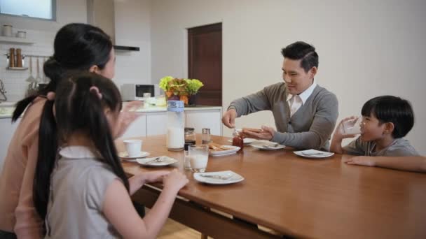 Семейная Концепция Resolution Азиатские Родители Дети Завтракают Вместе Кухне — стоковое видео