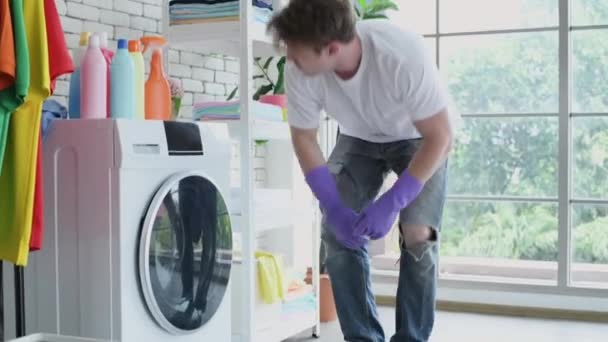 Konsep Holiday Resolusi Pria Kaukasia Mencuci Pakaian Dengan Mesin Rumah — Stok Video