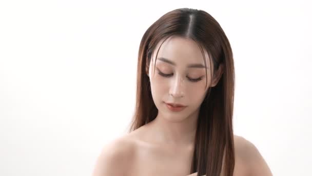 Krásný Koncept Rozlišení Asijské Dívka Hladí Její Vlasy Bílém Pozadí — Stock video