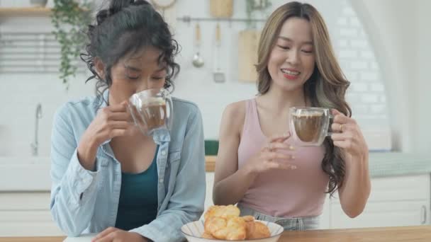 Праздничная Концепция Resolution Азиатки Пьют Кофе Вместе Кухне Молодые Женщины — стоковое видео