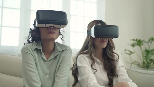 Semester Koncept Upplösning Asiatiska Kvinnor Använder Tillsammans Vardagsrummet Virtuell Verklighetsteknik — Stockvideo