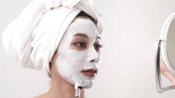 Concepto Spa Resolución Mujer Asiática Aplicando Crema Facial Dormitorio Máscara — Vídeos de Stock