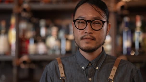 Koncept Nočního Klubu Resolution Barman Míchá Nápoje Pro Zákazníky Restauraci — Stock video