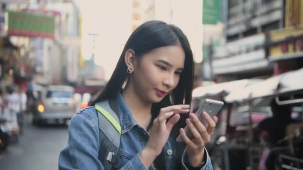 Travel Concept Resolution Asian Woman Using Phone Road While Traveling — Vídeo de Stock