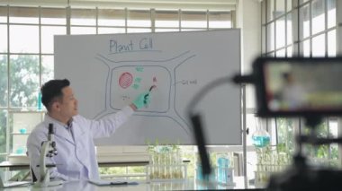 Araştırma konsepti 4K çözünürlüğü. Asyalı erkek bilim adamı laboratuvar iş akışıyla röportaj yapıyor.
