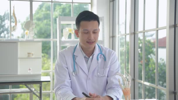 Medisinsk Konsept Oppløsning Asiatisk Mannlig Lege Som Gir Behandlingsintervju Sykehusrom – stockvideo
