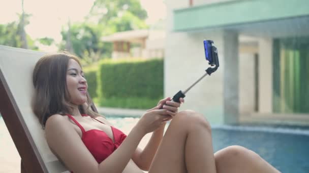 Concepto Vacaciones Resolución Mujer Asiática Bikini Está Teniendo Una Videollamada — Vídeos de Stock