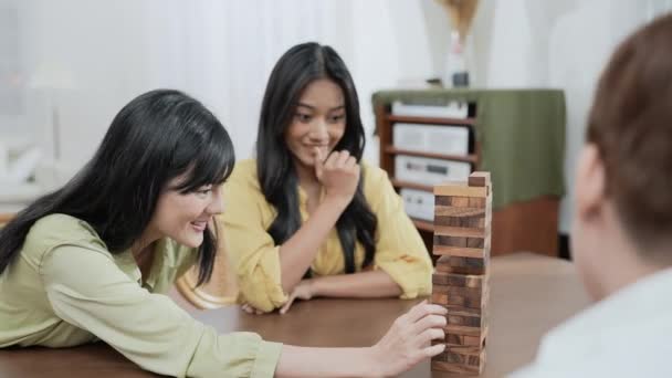 假日4K解像度的概念 一群亚洲的女性朋友在家里一起玩游戏 有趣和令人兴奋的休闲活动 — 图库视频影像